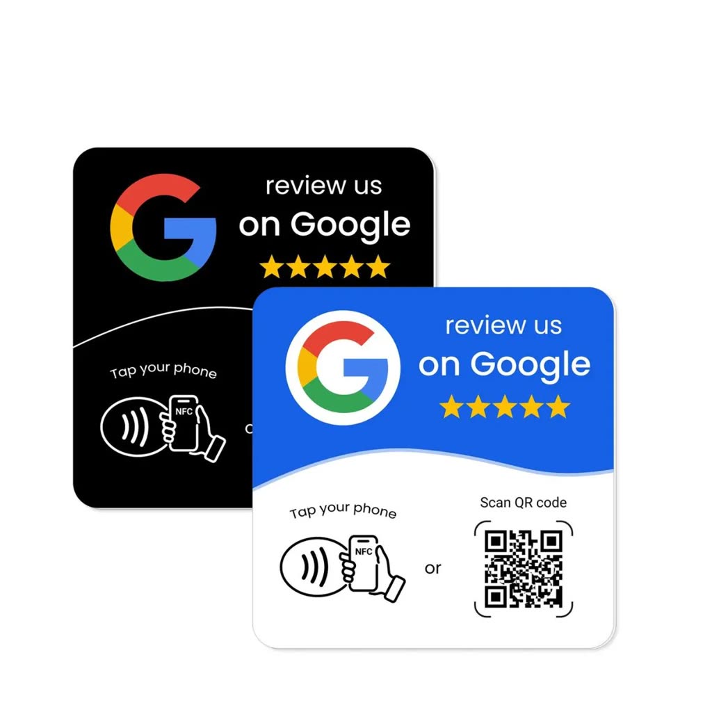 Le due varianti della targhetta, nera e blu: in alto la scritta review us on Google con cinque stelle, in basso il simbolo per avvicinare il telefono e il codice QR da inquadrare.