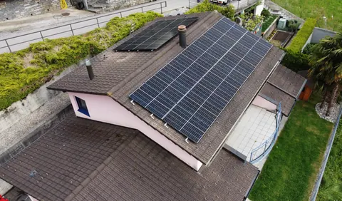 Impianto fotovoltaico da 9.6 kWp realizzato da Matasci Sagl a Vogorno