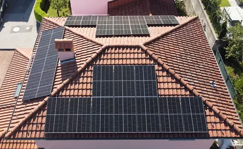 Impianto fotovoltaico da 10 kWp realizzato da Matasci Sagl a Agarone