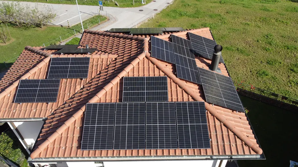 Impianto fotovoltaico realizzato da Matasci Sagl a Mezzovico
