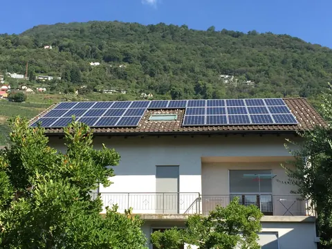 Impianto fotovoltaico da 9.9 kWp realizzato da Matasci Sagl a Cugnasco