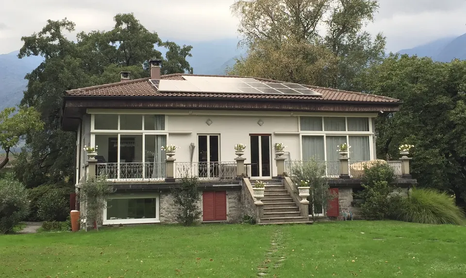 Impianto fotovoltaico su tetto a falda realizzato da Matasci Sagl a Quartino