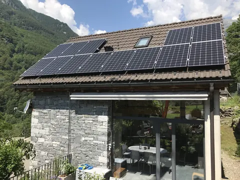 Impianto fotovoltaico da 4.2 kWp realizzato da Matasci Sagl a Frasco