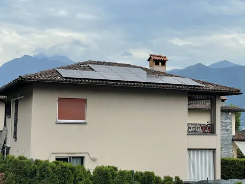 Impianto fotovoltaico da 9.38 kWp realizzato da Matasci Sagl a Agarone